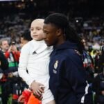 Camavinga junto a un niño antes del partido del Real Madrid