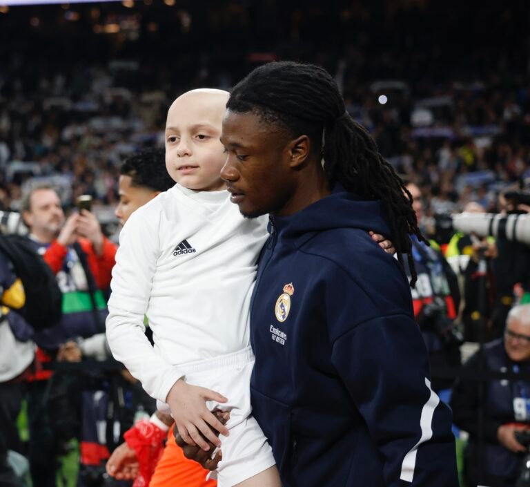 Camavinga junto a un niño antes del partido del Real Madrid