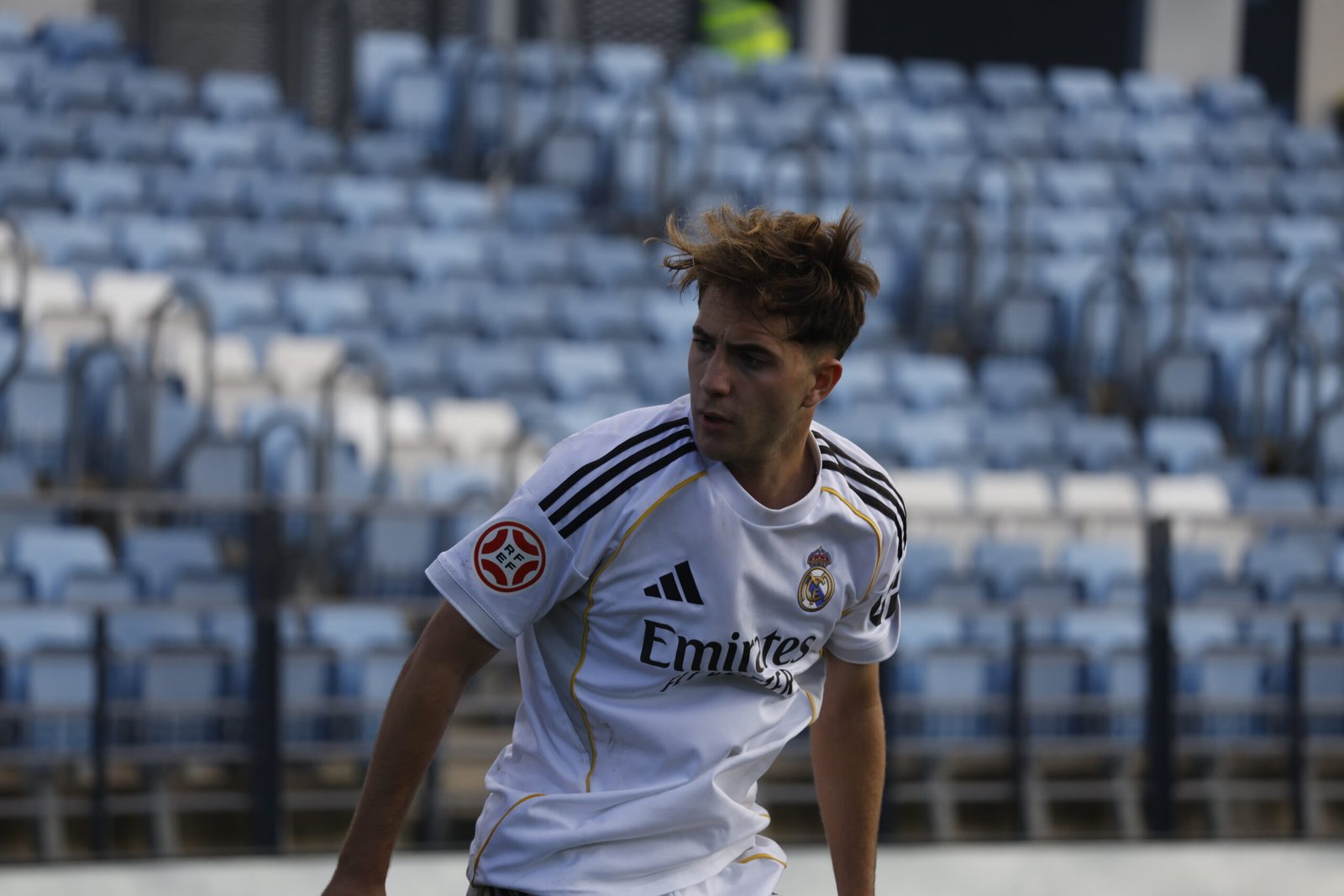 Jugador del Real Madrid Castilla conduciendo el balón ante Guadalajara